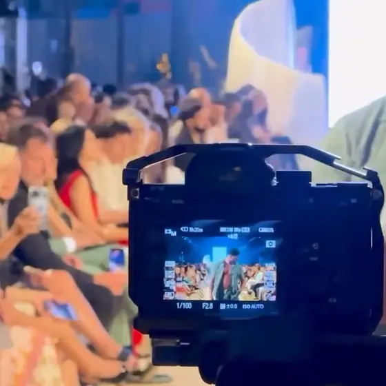 Câmara a filmar um desfile durante uma cobertura de evento